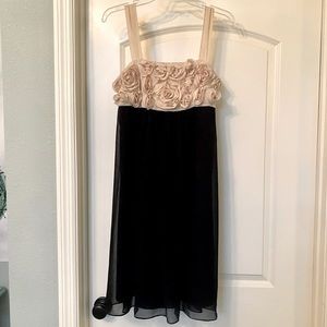 FOREVER 21 - Adorable Flowy Dress With Flower Detail - In great condition! 🖤